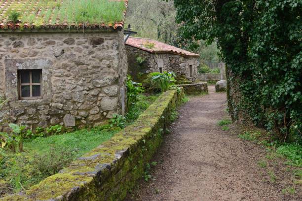 image of scenic path near the stone houses in the village Obreros trabajando en reforma